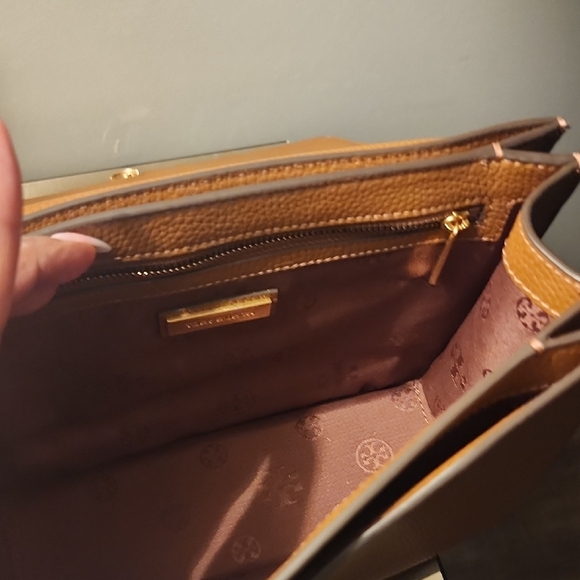 Tory Burch Tan Leather Crossbody Bag with Chain Strap - Picture 4 of 5